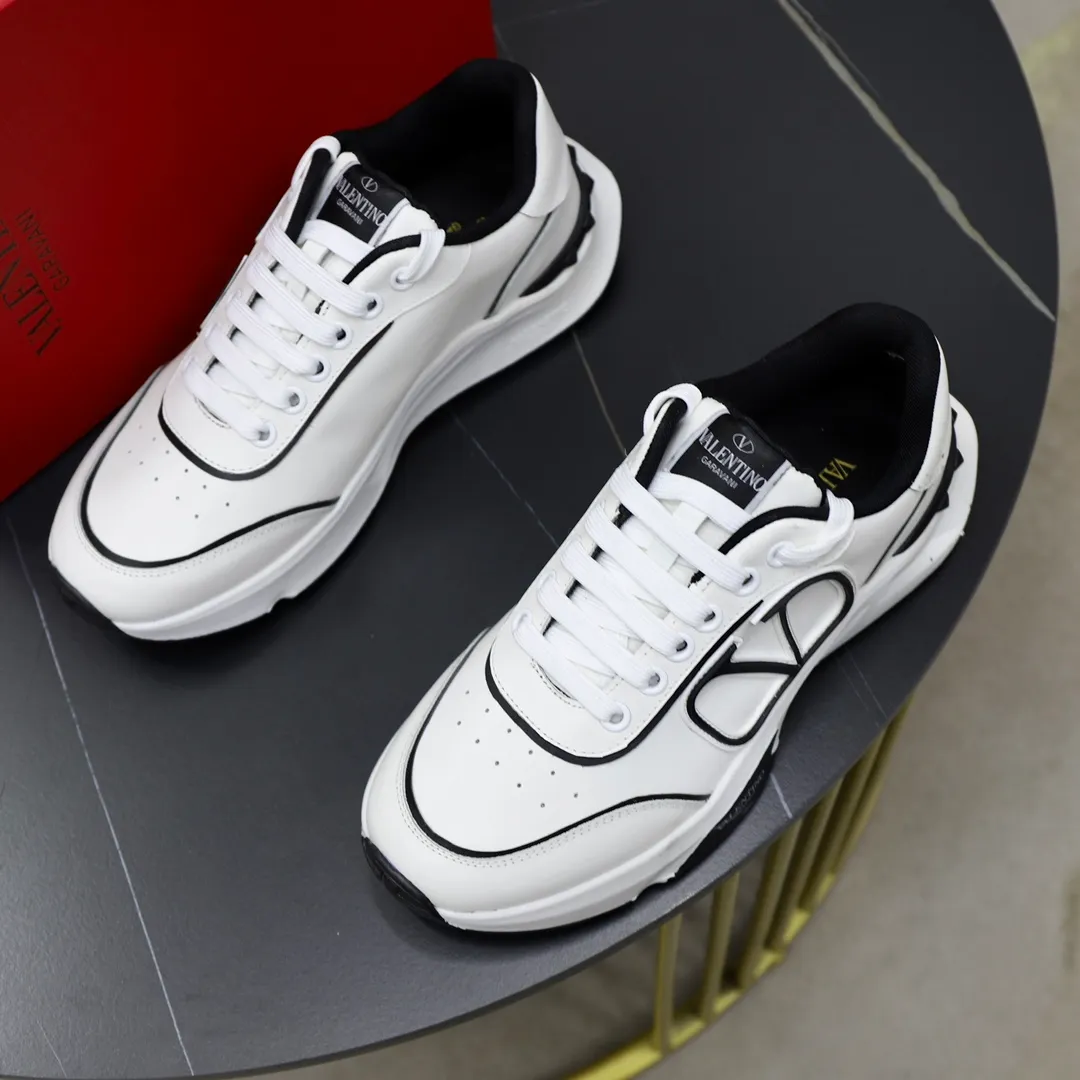 Men's shoes 💰480💰VALENTINO/Valentino 2024s men's latest low-top thick-soled sports shoes are shipped. Made with heavy industry, men's fine casual sports shoes, versatile style. Original leather, rubber lines embellished with geometric segmented uppers, hand-sewn, novel and fashionable, rubber soles with rivet details on the front and back, VALENTINO GARAVANI LOGO printed on the side, and Valentino decorative inlay on the tongue. Garavani Logo, comfortable, breathable and durable! Comes with full original packaging! Code number: 38-39-40-41-42-43-44 (45 can be customized)